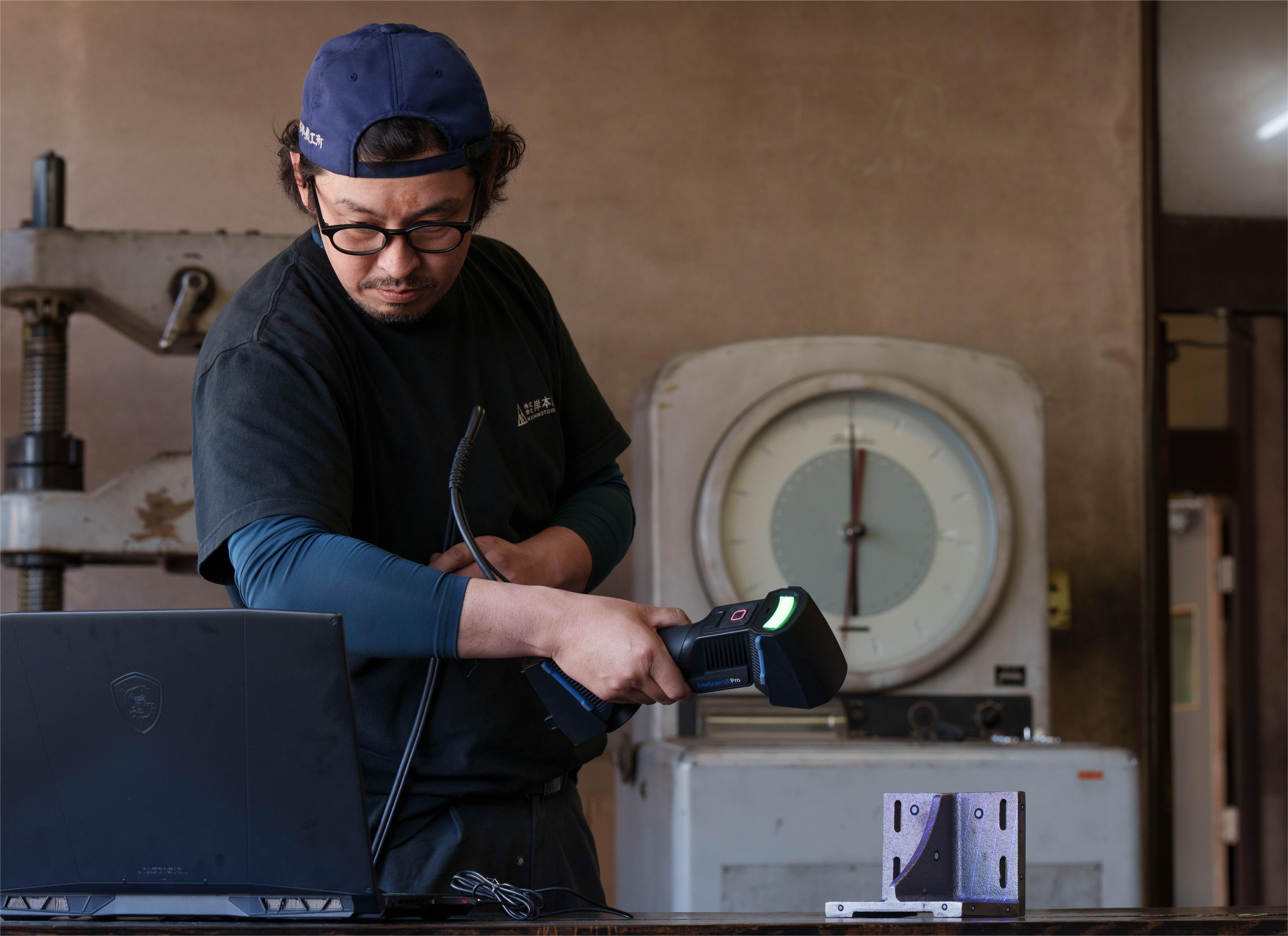 Mr. Kishimoto is scanning the casting using FreeScan UE Pro